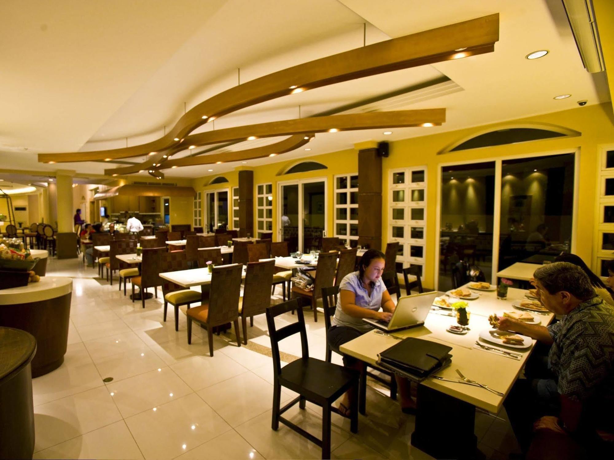 Hotel Venezia Legazpi City Exteriör bild