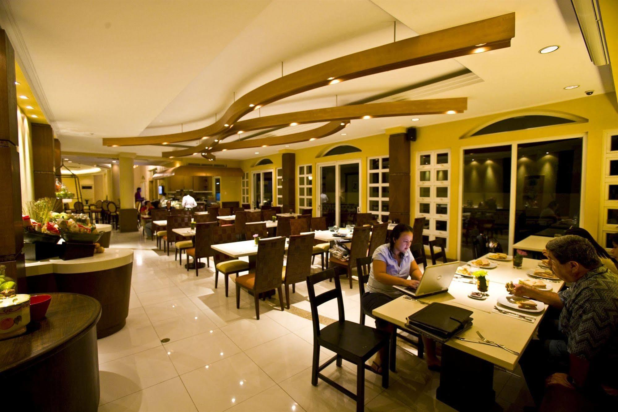 Hotel Venezia Legazpi City Exteriör bild
